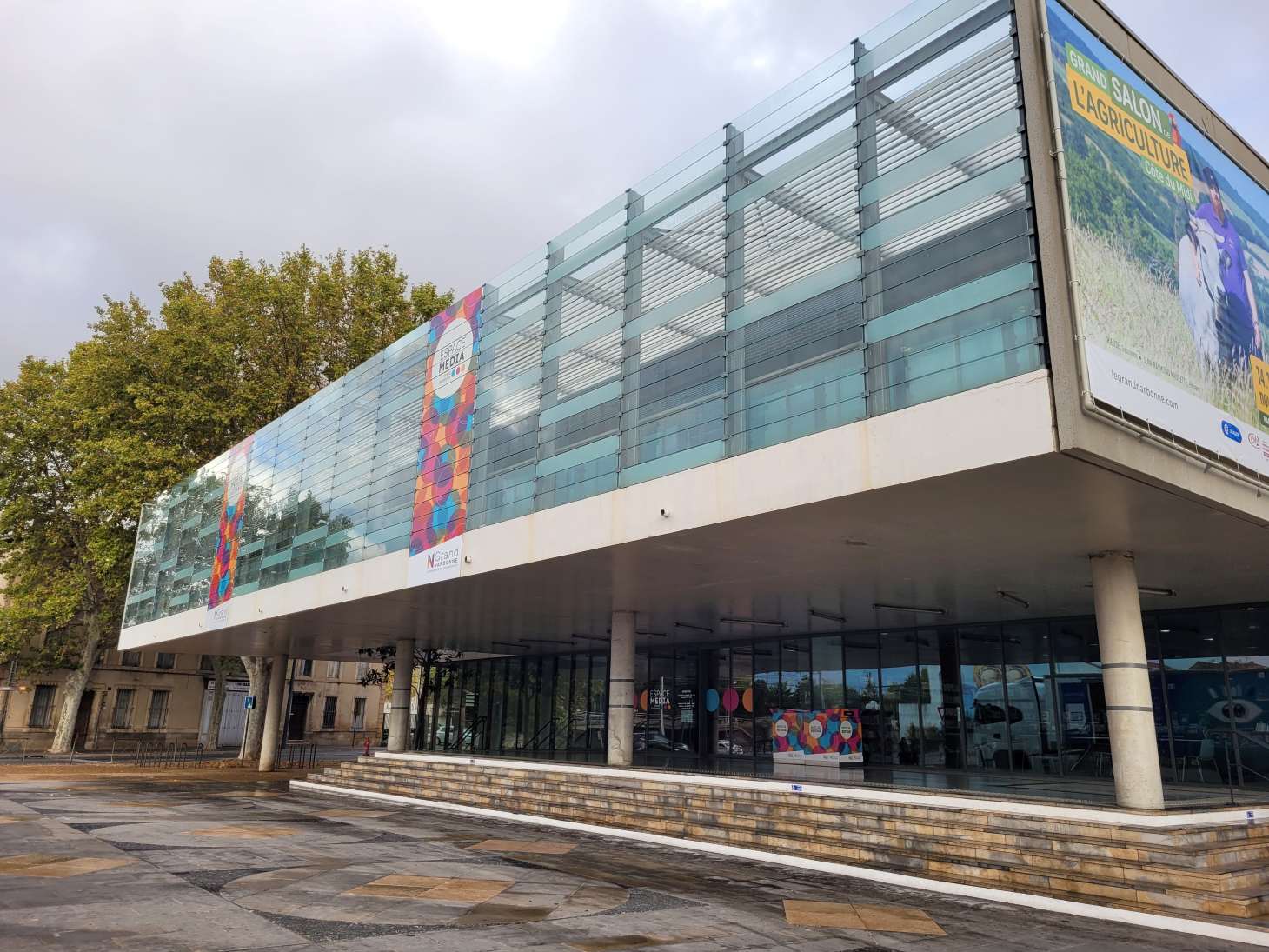 Entrée de la bibliothèque Espace Média à Narbonne