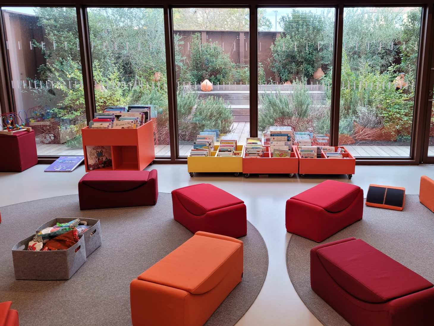 Intérieur de la bibliothèque André-Chamson à Aigues-Mortes