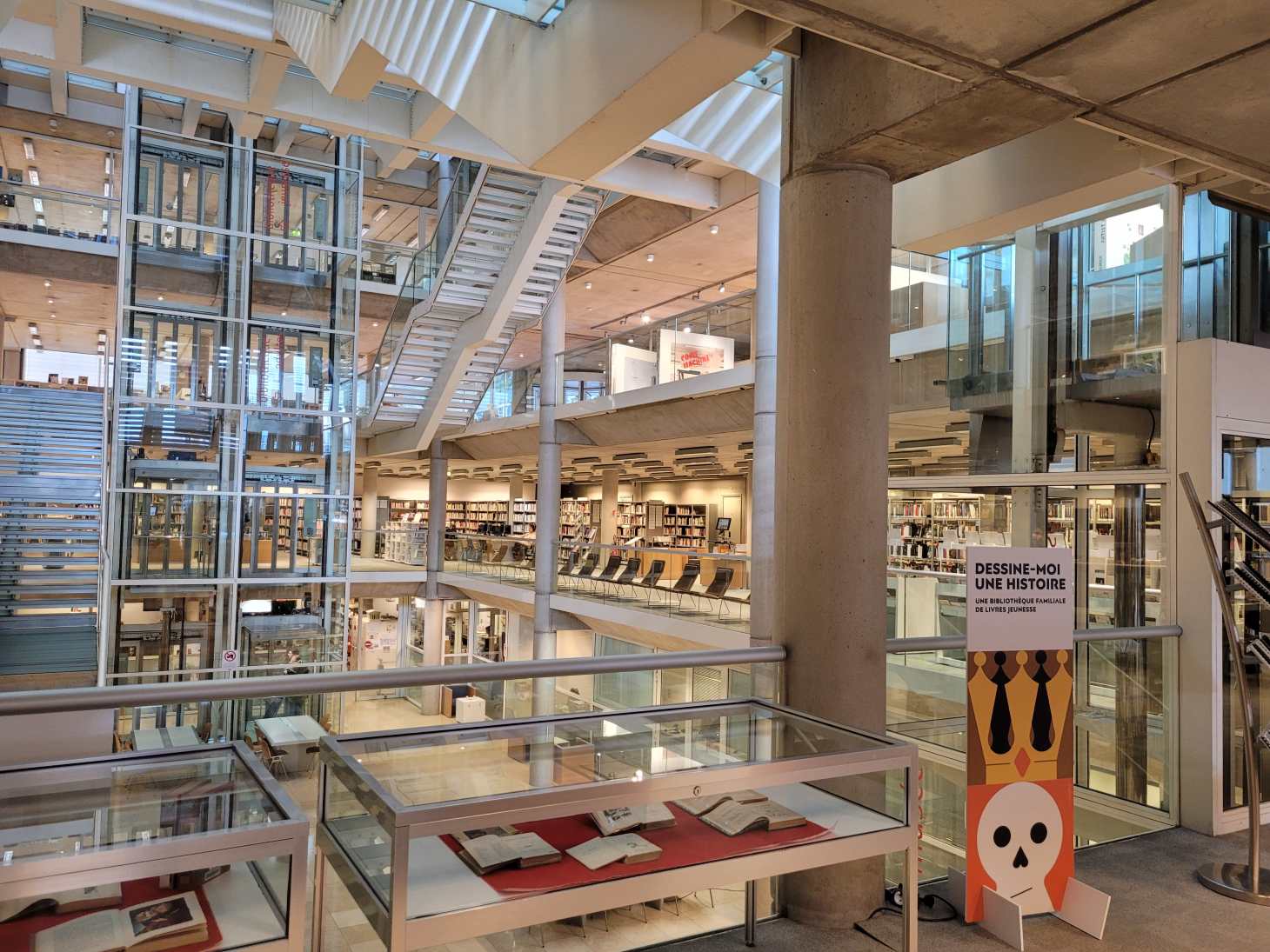 Intérieur de la bibliothèque du Carré d'Art à Nîmes