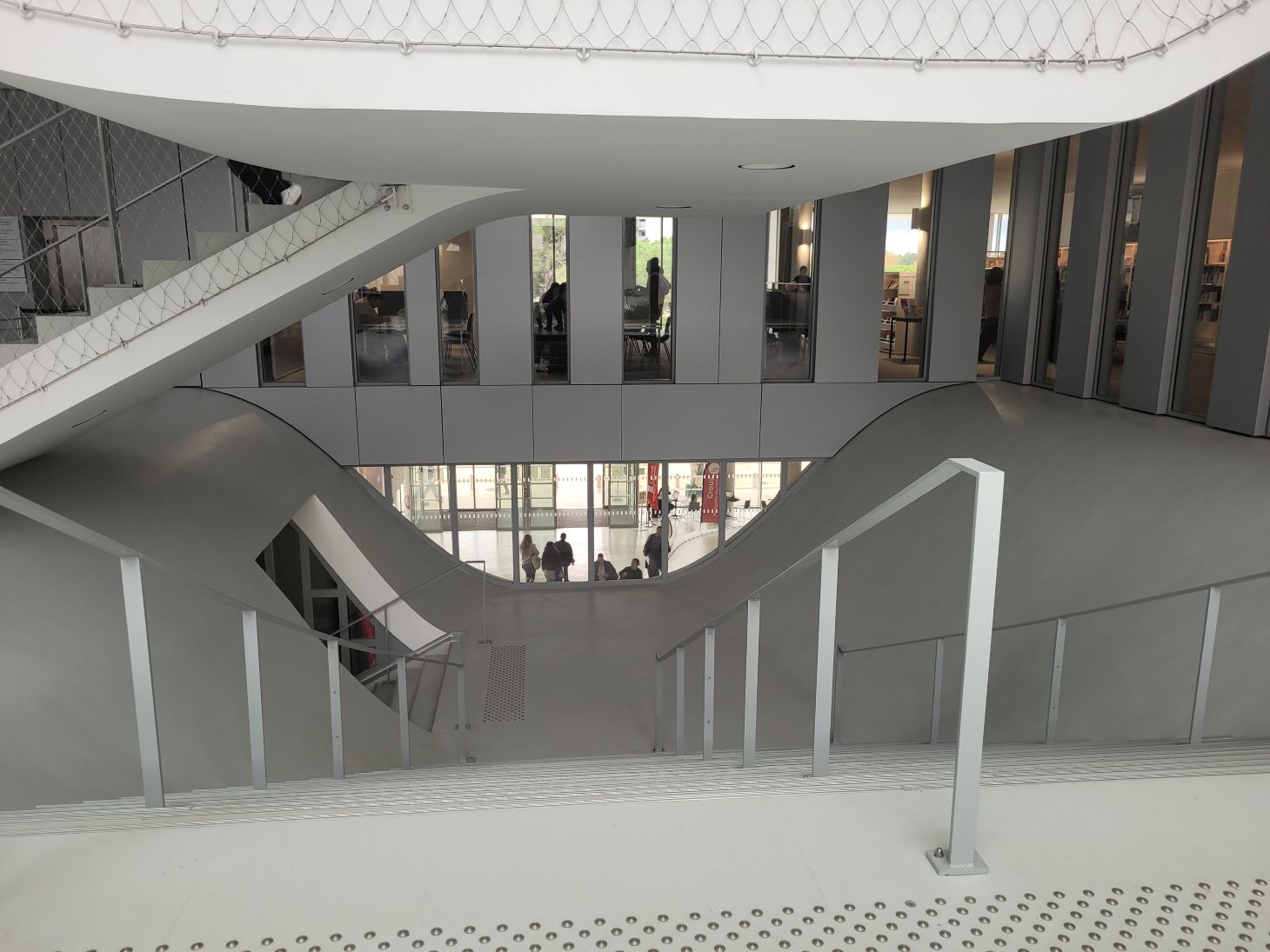 Escaliers de la Bibliothèque universitaire L'Atrium à Montpellier